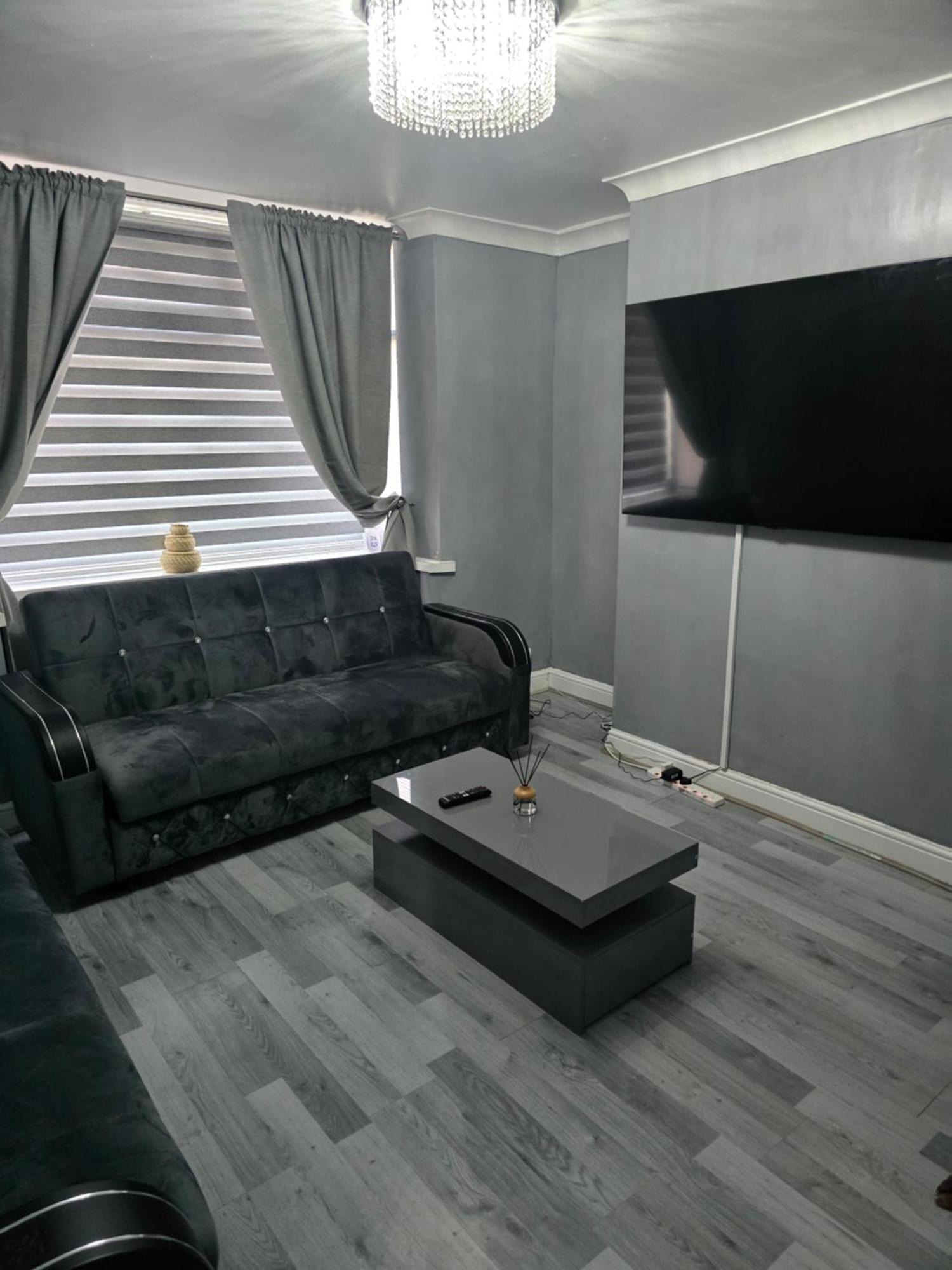 Manchester - House - Sleeps 6 - Parking - Garden Exterior photo